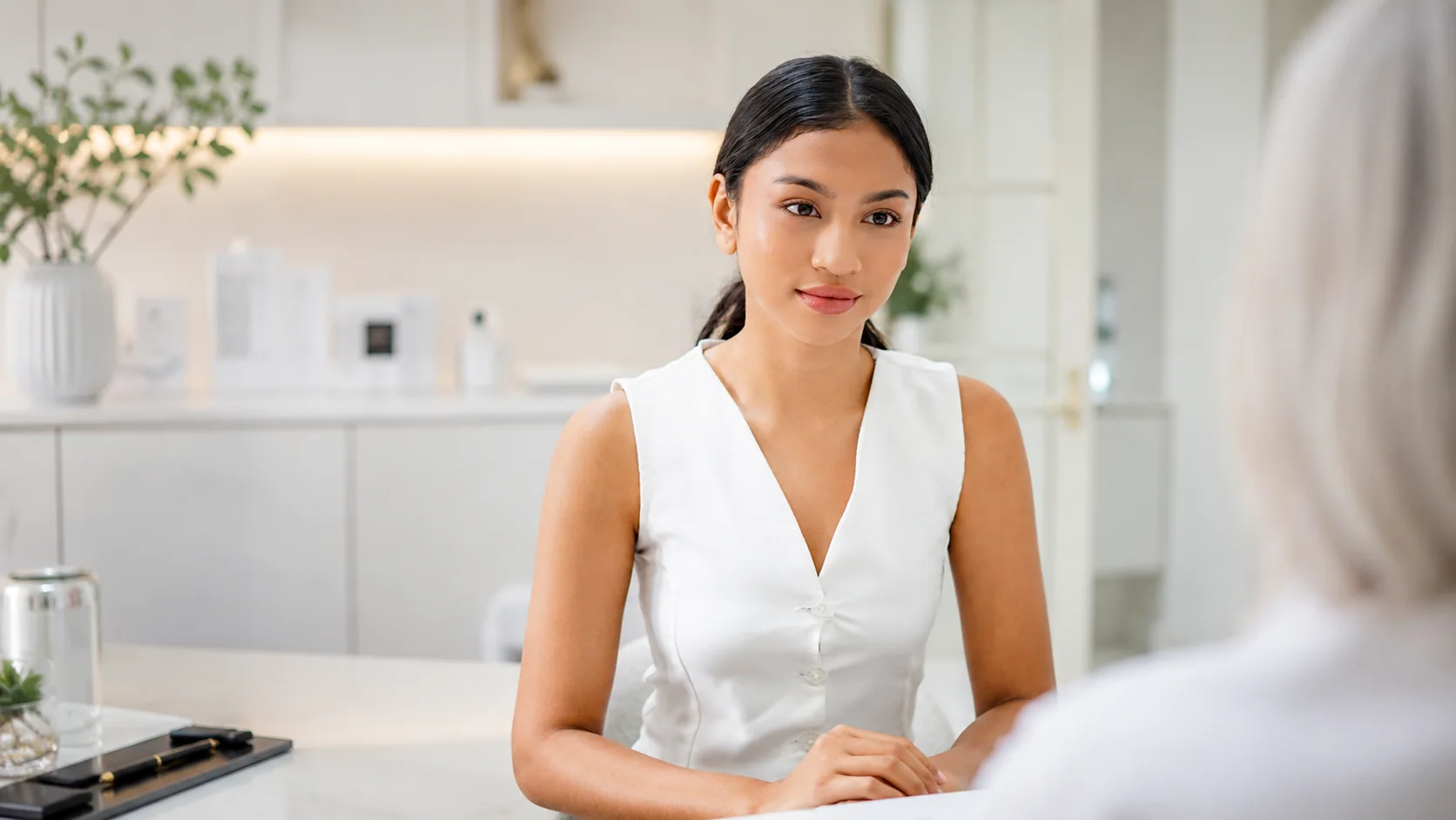 Pasien berbincang dengan tim MALVE Clinic setelah treatment