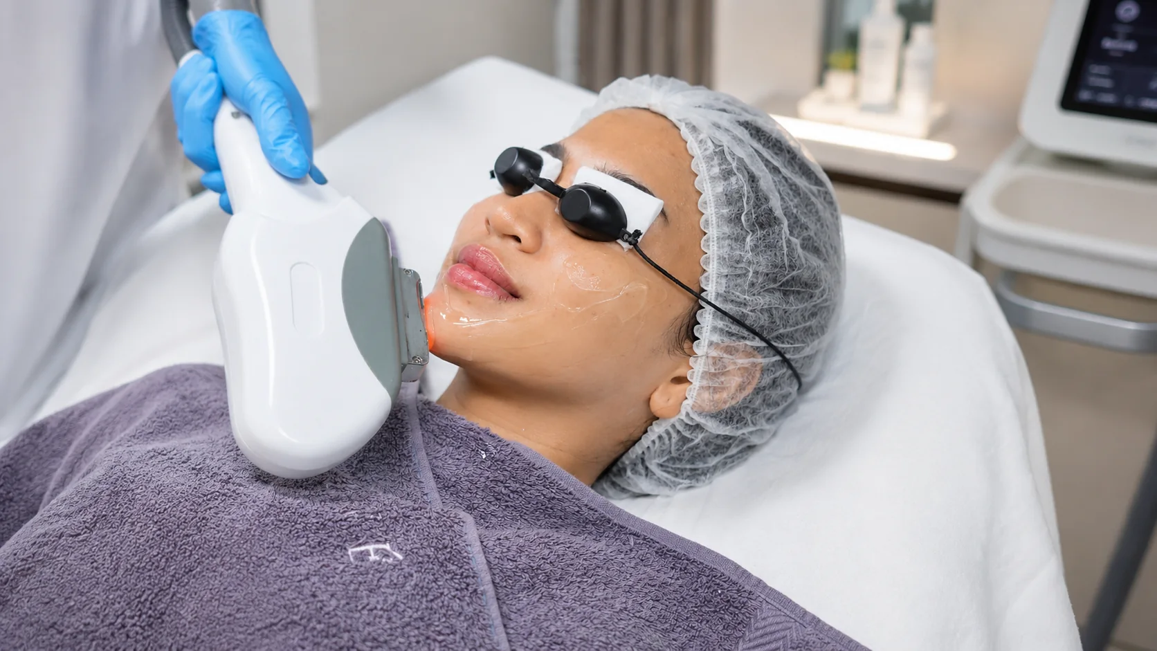 Pasien menjalani treatment berbasis device di MALVE Clinic